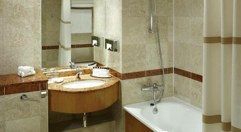 Delta Hotels By Marriott Waltham Abbey Extérieur photo